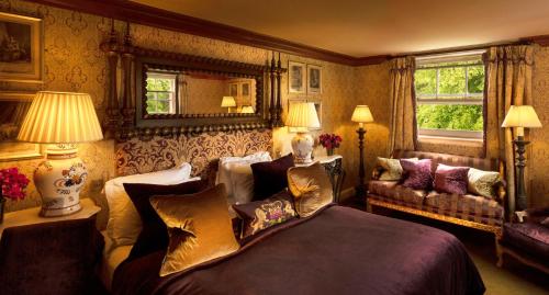 爱丁堡普利斯顿菲尔德之家酒店的一间卧室配有一张床和一张沙发