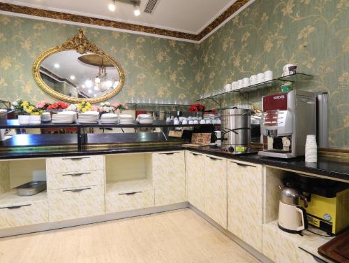 伊斯坦布尔Nil Hotel的厨房配有水槽和镜子