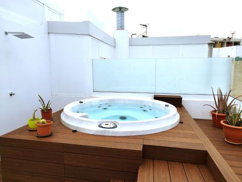 大加那利岛拉斯帕尔马斯HJS Guest House - The majestic Loft的带浴缸的浴室
