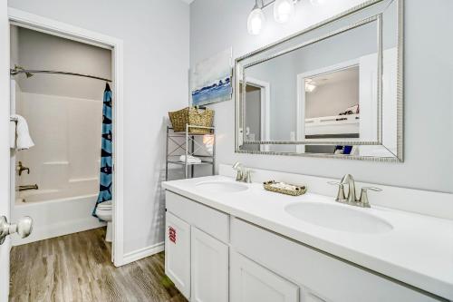 阿兰瑟斯港Carpe BeachBum的白色的浴室设有水槽和镜子