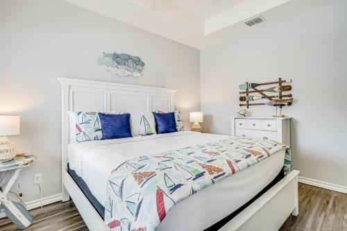 阿兰瑟斯港Carpe BeachBum的卧室配有带蓝色枕头的大型白色床