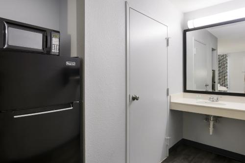 海恩斯维尔Suburban Studios的浴室配有黑色冰箱和水槽