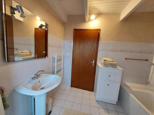 Saint-SégalTy Braz的一间带水槽和木门的浴室