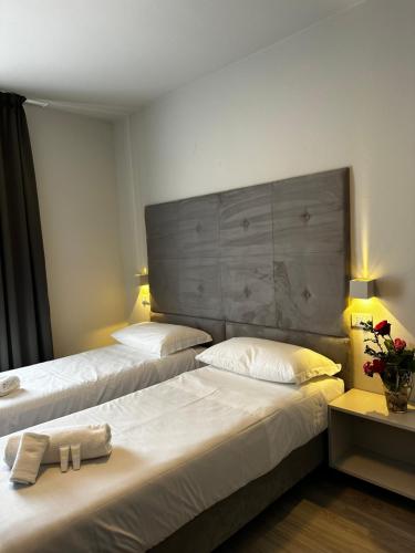卡沃PFA Hotel - Isola d'Elba的酒店客房,配有两张带毛巾的床