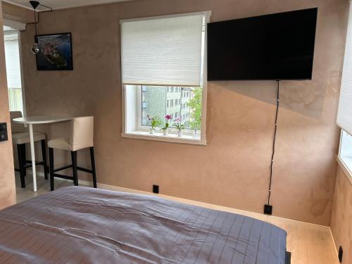 卑尔根MK8 Apartment的一间卧室配有一张床和一台平面电视