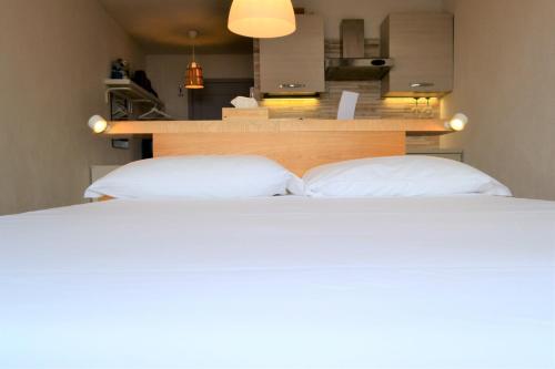 布勒伊-切尔维尼亚Mountain Studio 109A的卧室配有2个白色枕头