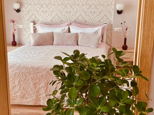赫梅利尼茨基Tamerlan的一间卧室配有带粉色和白色枕头的床