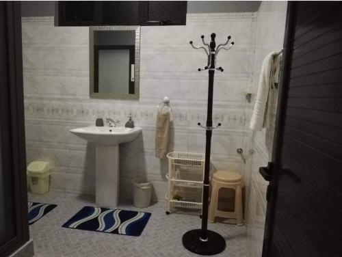勒莫尔尼Justice Seaview Apartment的白色的浴室设有水槽和水槽