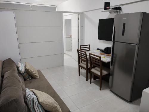 弗洛里亚诺波利斯Ap no centro de Florianopolis的厨房配有冰箱和桌椅