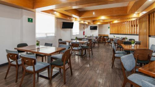 墨西哥城Hotel San Lucas的用餐室配有木桌和椅子