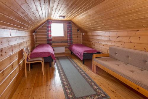 LeppäjärviTunturikeskus Galdotieva的小木屋内带两张床的房间