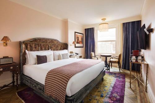 纽约The Hotel Chelsea的一间设有大床和窗户的酒店客房