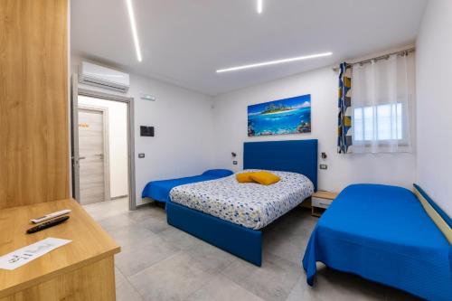 圣塔马利奈拉BNB Aria di Mare的一间卧室配有两张床和一张书桌