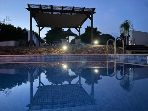 奥良Quinta da Layla的夜间游泳池,水中灯火通明
