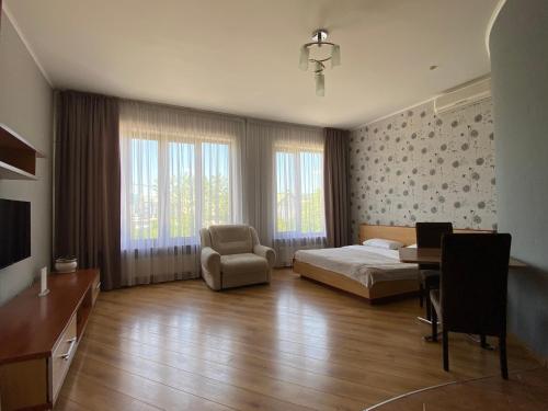 切尔诺夫策Parus的卧室配有1张床、1张桌子和1把椅子
