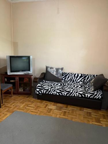 GarniGuest House SAMAN的客厅配有黑白沙发和电视。