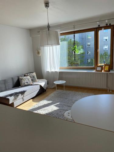 图尔库City apartment Pikkuvuori的客厅配有沙发和桌子