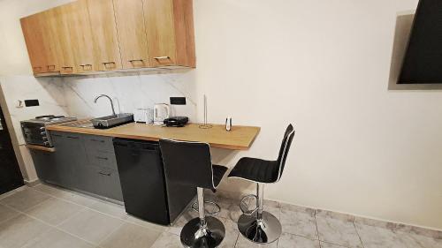 阿利卡纳斯La Torre Studio的一个带柜台和椅子的小厨房