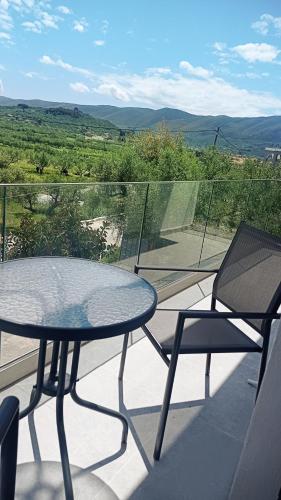 阿利卡纳斯La Torre Studio的美景阳台配有一张桌子和两把椅子