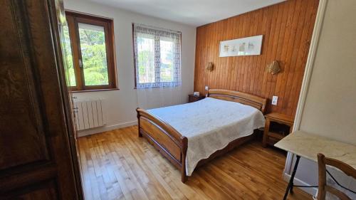 托农莱班Villa La Moraine的一间卧室设有一张床和一个窗口