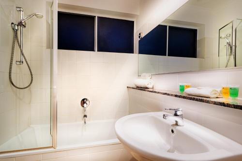墨尔本克雷斯特巴克利酒店的一间带水槽和淋浴的浴室
