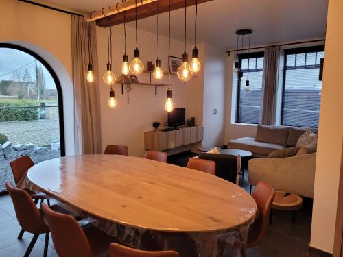 瓦图In de Voorstad Watou的客厅配有桌子和沙发
