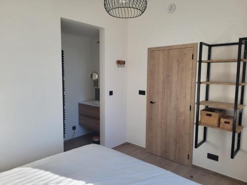 瓦图In de Voorstad Watou的一间卧室配有一张床和一个木制衣柜