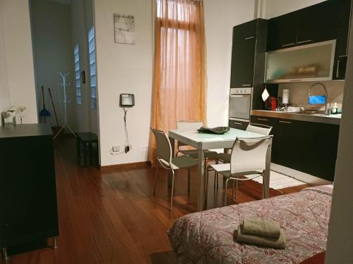 博洛尼亚Masc 26的配有桌椅和厨房的房间