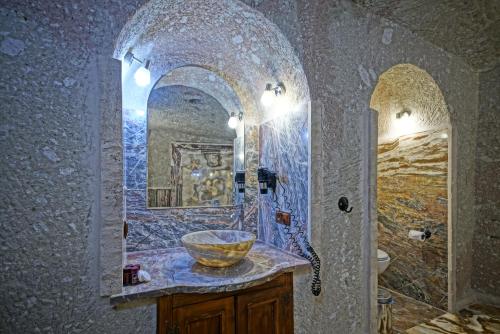 于尔居普卡帕多西亚MDC窑洞酒店的一间带碗水槽和镜子的浴室