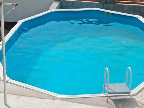 塞亚Azevinho Guest House的蓝色游泳池旁设有椅子