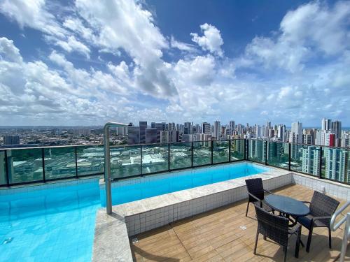 累西腓Flat localizado a 200m Shopping Recife, bem Perto da Praia de Boa Viagem e com Wi-Fi 400Mbps的建筑物屋顶上的游泳池