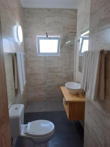 大里贝拉Hotel Ribeira Grande的一间带卫生间和水槽的浴室