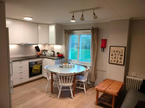 Vackert naturnära i Höga Kusten的厨房配有桌子和桌椅