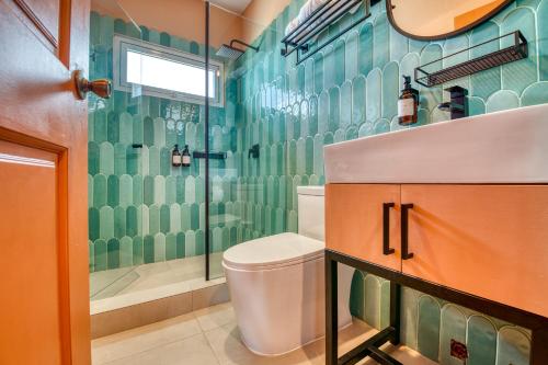 博卡斯德尔托罗博卡斯天堂酒店的一间带卫生间和淋浴的浴室