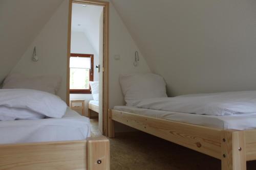 特拉森海德Finndorf的一间卧室设有两张单人床和一面镜子