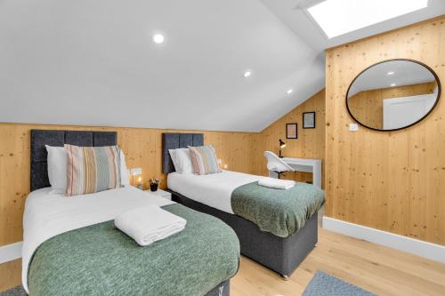 布莱顿霍夫Green Mews 2 with Free Parking - By My Getaways的酒店客房,设有两张床和镜子