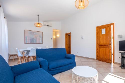 休达德亚格山度假屋的客厅配有蓝色的沙发和桌子