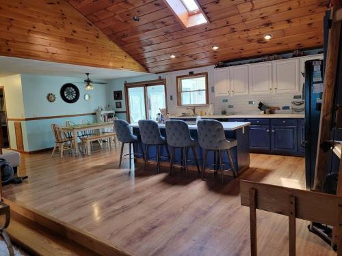 南金斯敦Legend Rock Lodge的厨房以及带桌椅的起居室。