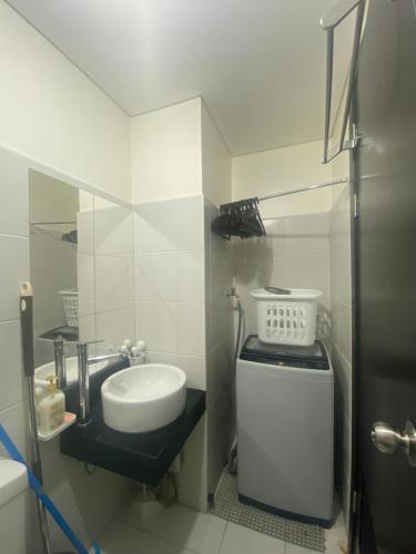 马尼拉Your Crib - kasara -19 D tower 1的一间带水槽和卫生间的小浴室
