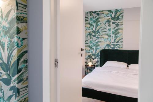 斯普利特Apartments Toni的一间卧室配有蓝色和绿色壁纸的床