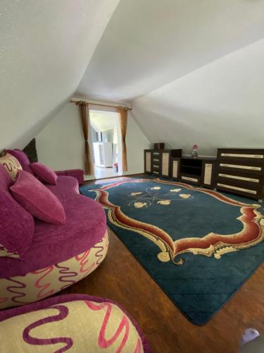 KrzywopłotyAgroturystyka ‚U Misia’的客厅配有紫色沙发和地毯。