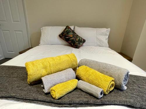 莱斯里普Paul Properties的一张带三个枕头的白色床