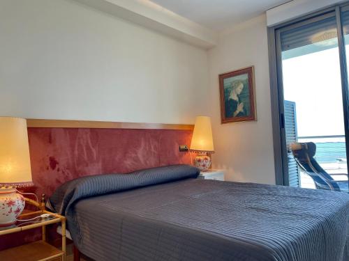 贝尼卡洛Puerto - Somhome的一间卧室配有一张红色床头板的床