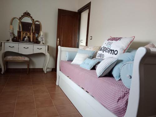 CobisaChalet con encanto的一间卧室配有带枕头的床铺和梳妆台