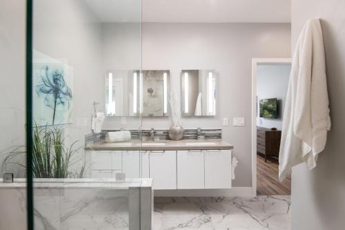恩西尼塔斯645 Fresh Modern Condo Inside Resort Gates - Free Wifi - Walk to Spa的白色的浴室设有水槽和镜子
