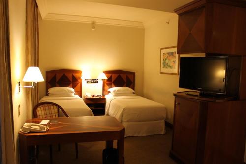 圣保罗圣保罗世贸中心喜来登酒店的酒店客房设有两张床和一台平面电视。