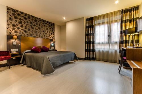加的斯雷吉奥加的斯酒店的酒店客房设有床和窗户。