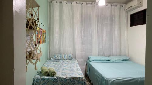 马塞约Pousada Querência Maceió的小型客房 - 带2张床和窗户