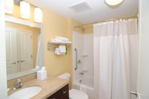 比林斯万豪比林斯酒店城镇套房的一间带水槽、淋浴和卫生间的浴室