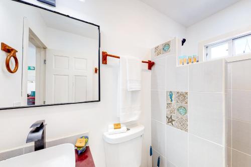 库尔克岛DV 4 at DV Cabanas Gold Standard Certified的白色的浴室设有镜子和卫生间